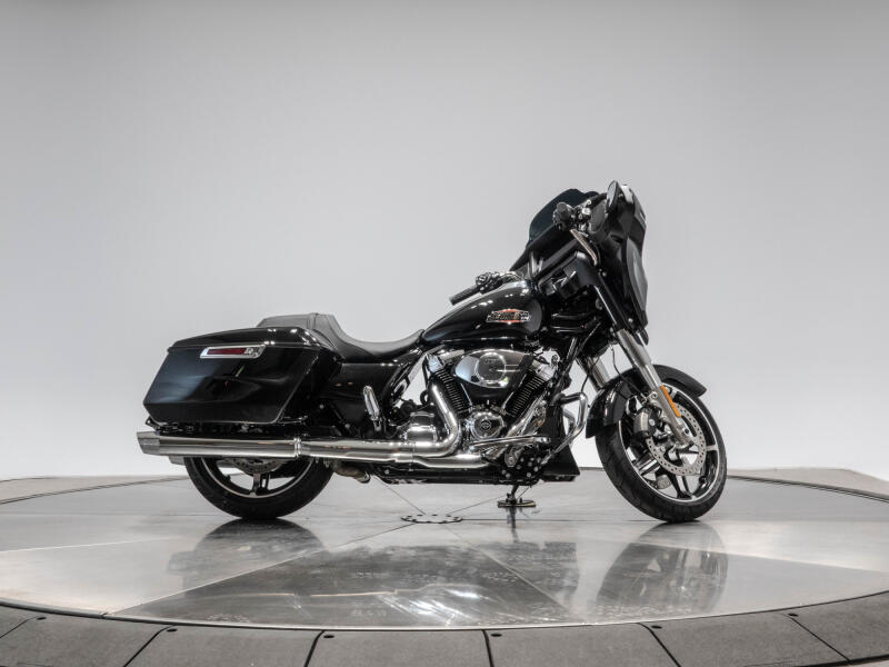 2026 HARLEY-DAVIDSON FLHX STREET GLIDE in Vivid Black with Chrome Trim