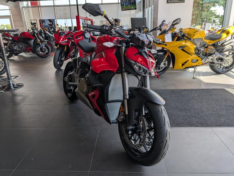 2022 Ducati Streetfighter V4 Ducati Red
