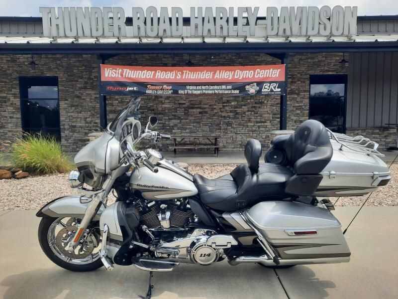 2017 Harley-Davidson® CVO™ Limited Stardust Silver & Palladium Silver with Carbon Dust including Mir