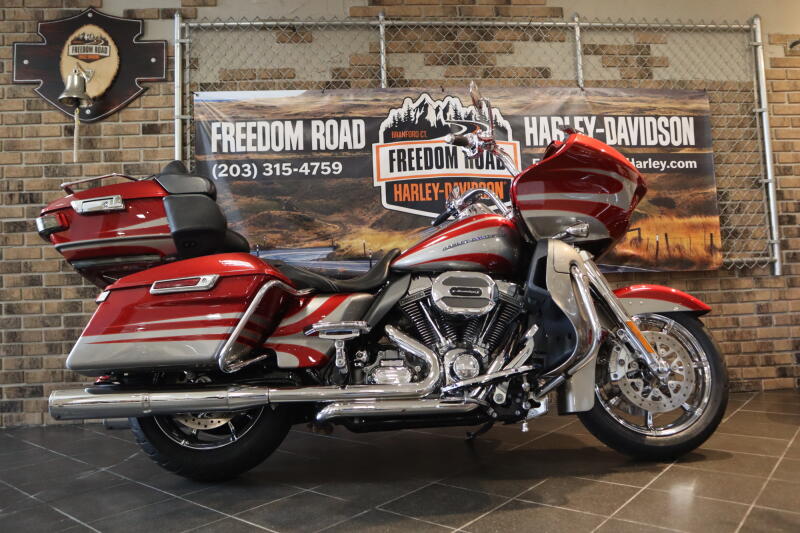 2016 CVO™ Road Glide® Ultra (FLTRUSE)