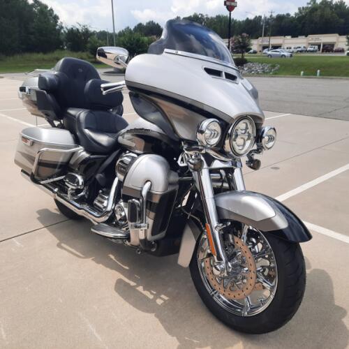 2017 Harley-Davidson® CVO™ Limited Stardust Silver & Palladium Silver with Carbon Dust including Mir thumb 1