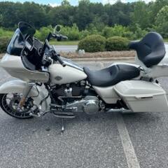 2022 Harley-Davidson® Road Glide® Special White Sand Pearl thumb 3