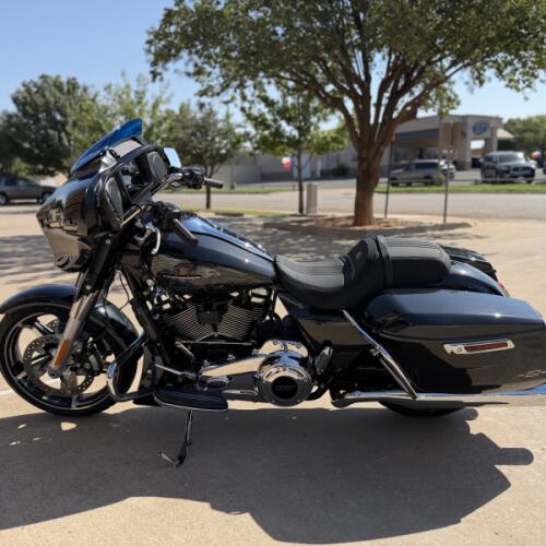2026 Harley-Davidson® Street Glide® Midnight Ember Chrome Trim thumb 0