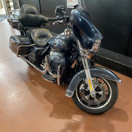2015 Harley-Davidson® Electra Glide® Ultra Classic™ FLHTCU thumb 3