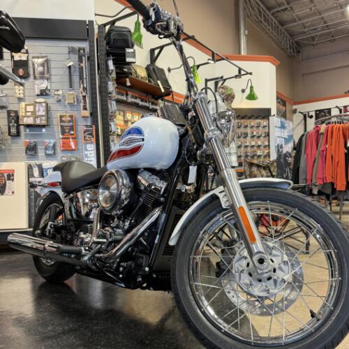 2026 Harley-Davidson® Super Glide® White Onyx Pearl thumb 3