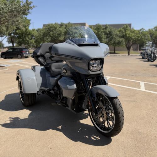 2026 Harley-Davidson® Street Glide 3 Limited Dark Billiard Gray Black Trim thumb 3