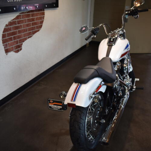 2026 Harley-Davidson® Super Glide® White Onyx Pearl thumb 2