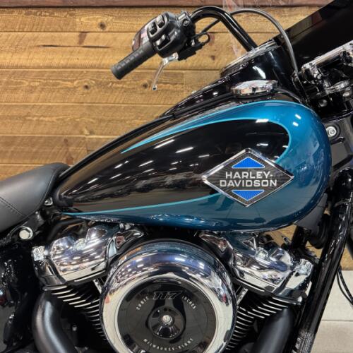2026 Harley-Davidson® Heritage Classic Teal Thunder / Vivid Black Black Laced Wheels thumb 3