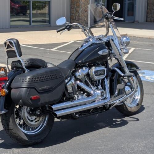 2024 Harley-Davidson® Heritage Classic Vivid Black thumb 1