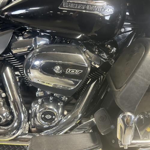 2018 Harley-Davidson® Electra Glide® Ultra Classic® Vivid Black thumb 3
