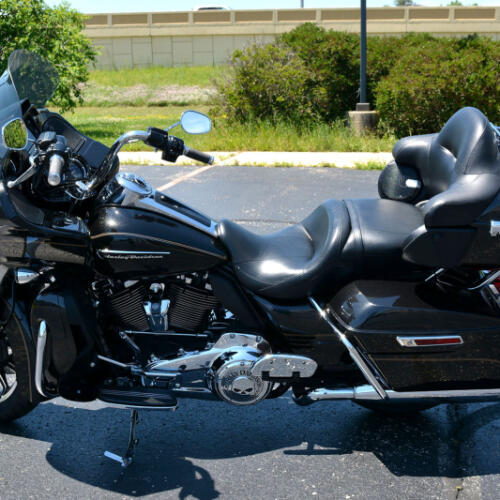 2017 Harley-Davidson® Road Glide® Ultra Black Quartz thumb 2