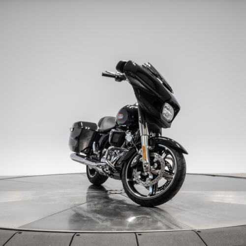 2026 HARLEY-DAVIDSON FLHX STREET GLIDE in Vivid Black with Chrome Trim thumb 2