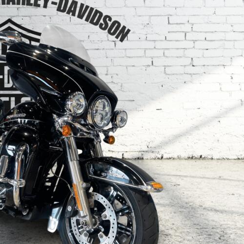 2014 Harley-Davidson® Ultra Limited Vivid Black (Chrome Finish w/ Cast Wheels) thumb 2