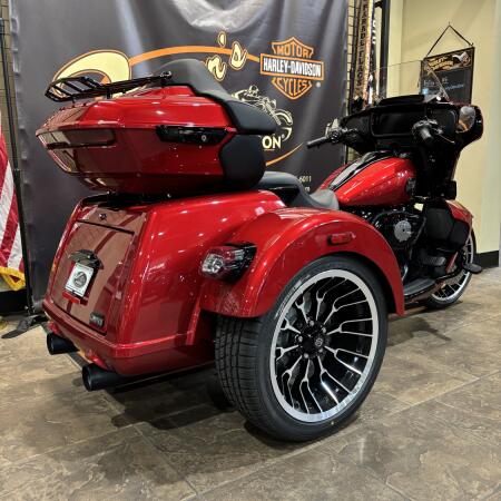 2026 Harley-Davidson® Street Glide 3 Limited BRILLIANT RED W/ PINSTRIPE thumb 2