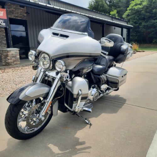 2017 Harley-Davidson® CVO™ Limited Stardust Silver & Palladium Silver with Carbon Dust including Mir thumb 3