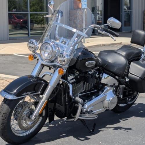 2024 Harley-Davidson® Heritage Classic Vivid Black thumb 2