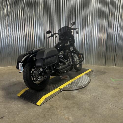 2018 Harley-Davidson® Street Bob® Vivid Black thumb 2