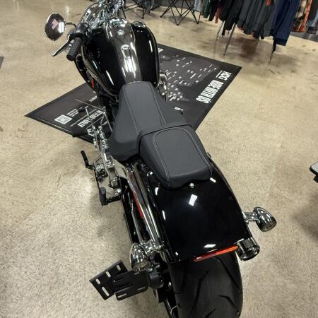 2026 Harley-Davidson® Breakout® Vivid Black Chrome Trim thumb 3