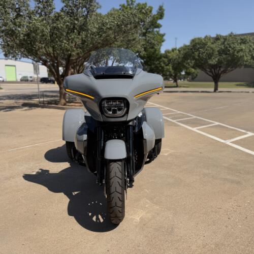 2026 Harley-Davidson® Street Glide 3 Limited Dark Billiard Gray Black Trim thumb 2