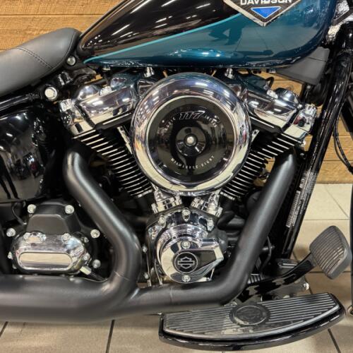 2026 Harley-Davidson® Heritage Classic Teal Thunder / Vivid Black Black Laced Wheels thumb 2