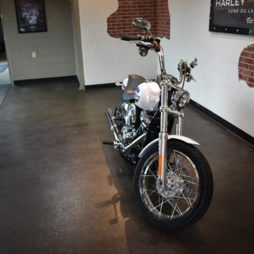 2026 Harley-Davidson® Super Glide® White Onyx Pearl thumb 3