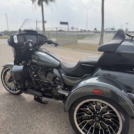 2026 Harley-Davidson® Street Glide 3 Limited Iron Horse Metallic Chrome Trim thumb 0