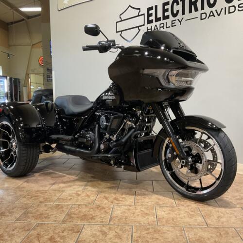 2026 Harley-Davidson® FLTRT Road Glide 3 Vivid Black thumb 1