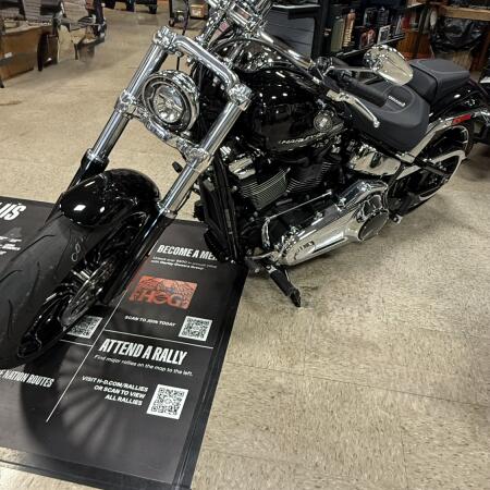 2026 Harley-Davidson® Breakout® Vivid Black Chrome Trim thumb 2