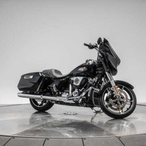 2026 HARLEY-DAVIDSON FLHX STREET GLIDE in Vivid Black with Chrome Trim thumb 3