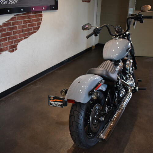 2026 Harley-Davidson® Street Bob® Dark Billiard Gray Chrome Cast Wheels thumb 2