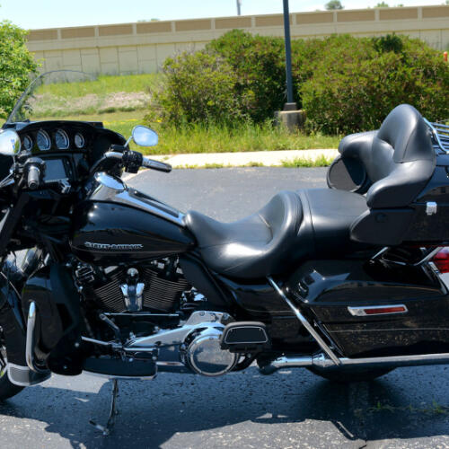 2017 Harley-Davidson® Ultra Limited Vivid Black thumb 2