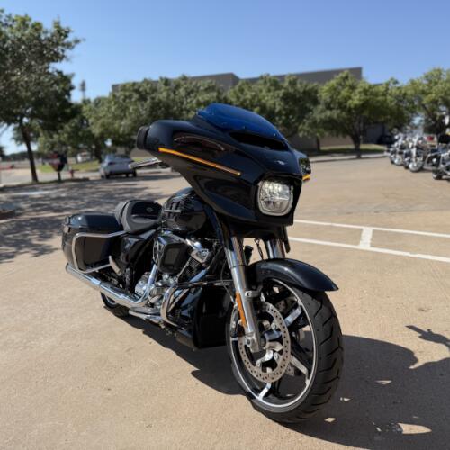 2026 Harley-Davidson® Street Glide® Midnight Ember Chrome Trim thumb 3