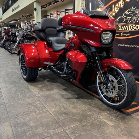 2026 Harley-Davidson® Street Glide 3 Limited BRILLIANT RED W/ PINSTRIPE thumb 3
