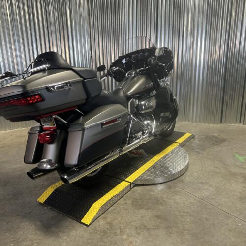 2018 Harley-Davidson® Ultra Limited Low INDGRYDNM/BLKDM W/PINSTRIPE thumb 2
