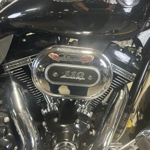 2013 Harley-Davidson® CVO™ Ultra Classic® Electra Glide® DIAMND/OBSIDIAN W/ PINSTRIP thumb 3