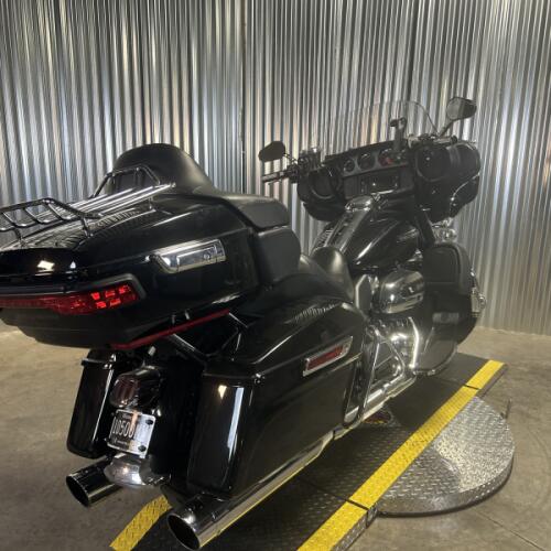 2018 Harley-Davidson® Electra Glide® Ultra Classic® Vivid Black thumb 2