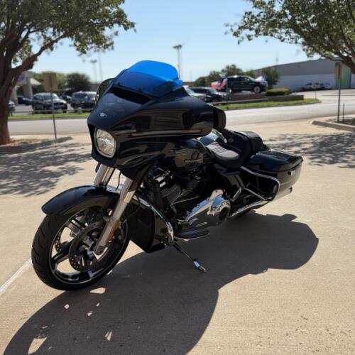2026 Harley-Davidson® Street Glide® Midnight Ember Chrome Trim thumb 1