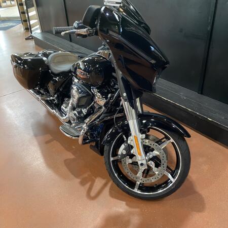 2025 Harley-Davidson® Street Glide® FLHX thumb 3