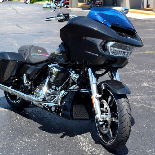 2026 Harley-Davidson® Road Glide® Liberty Edition Midnight Ember thumb 3