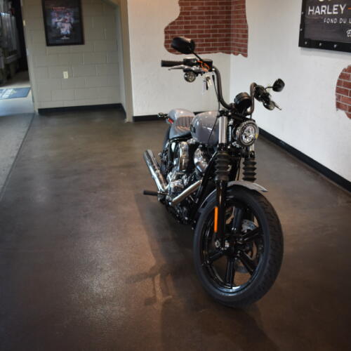 2026 Harley-Davidson® Street Bob® Dark Billiard Gray Chrome Cast Wheels thumb 3