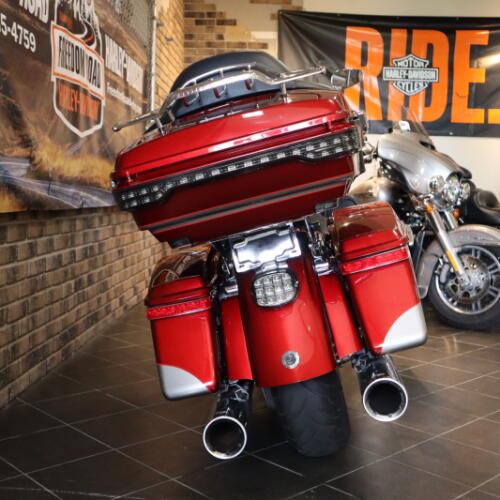 2016 CVO™ Road Glide® Ultra (FLTRUSE) thumb 3