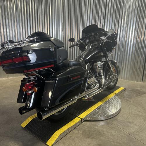 2013 Harley-Davidson® CVO™ Ultra Classic® Electra Glide® DIAMND/OBSIDIAN W/ PINSTRIP thumb 2