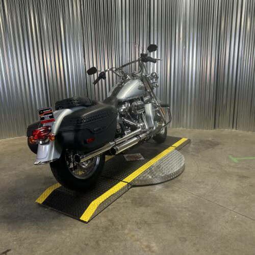 2023 Harley-Davidson® Heritage Classic Atlas Silver Metallic thumb 2