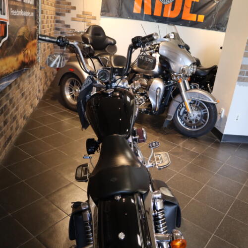 2011 1200 Custom (XL1200C) thumb 2