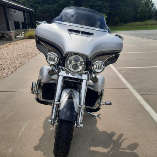 2017 Harley-Davidson® CVO™ Limited Stardust Silver & Palladium Silver with Carbon Dust including Mir thumb 2