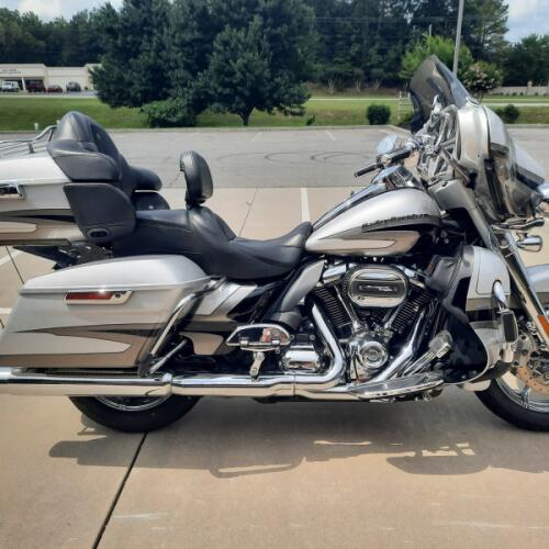 2017 Harley-Davidson® CVO™ Limited Stardust Silver & Palladium Silver with Carbon Dust including Mir thumb 0