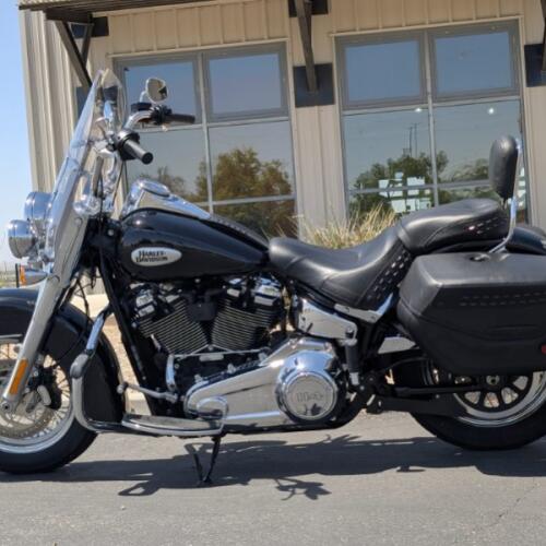 2024 Harley-Davidson® Heritage Classic Vivid Black thumb 3