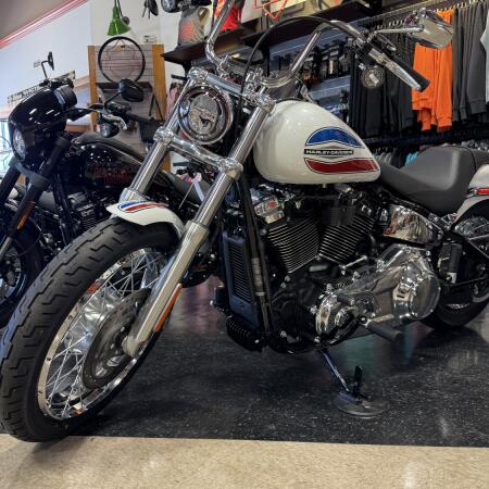2026 Harley-Davidson® Super Glide® White Onyx Pearl thumb 2