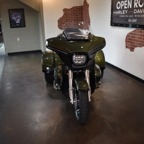 2026 Harley-Davidson® Street Glide 3 Limited Olive Steel Metallic / Vivid Black Chrome Trim thumb 3