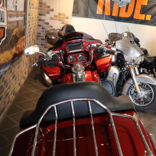 2016 CVO™ Road Glide® Ultra (FLTRUSE) thumb 2